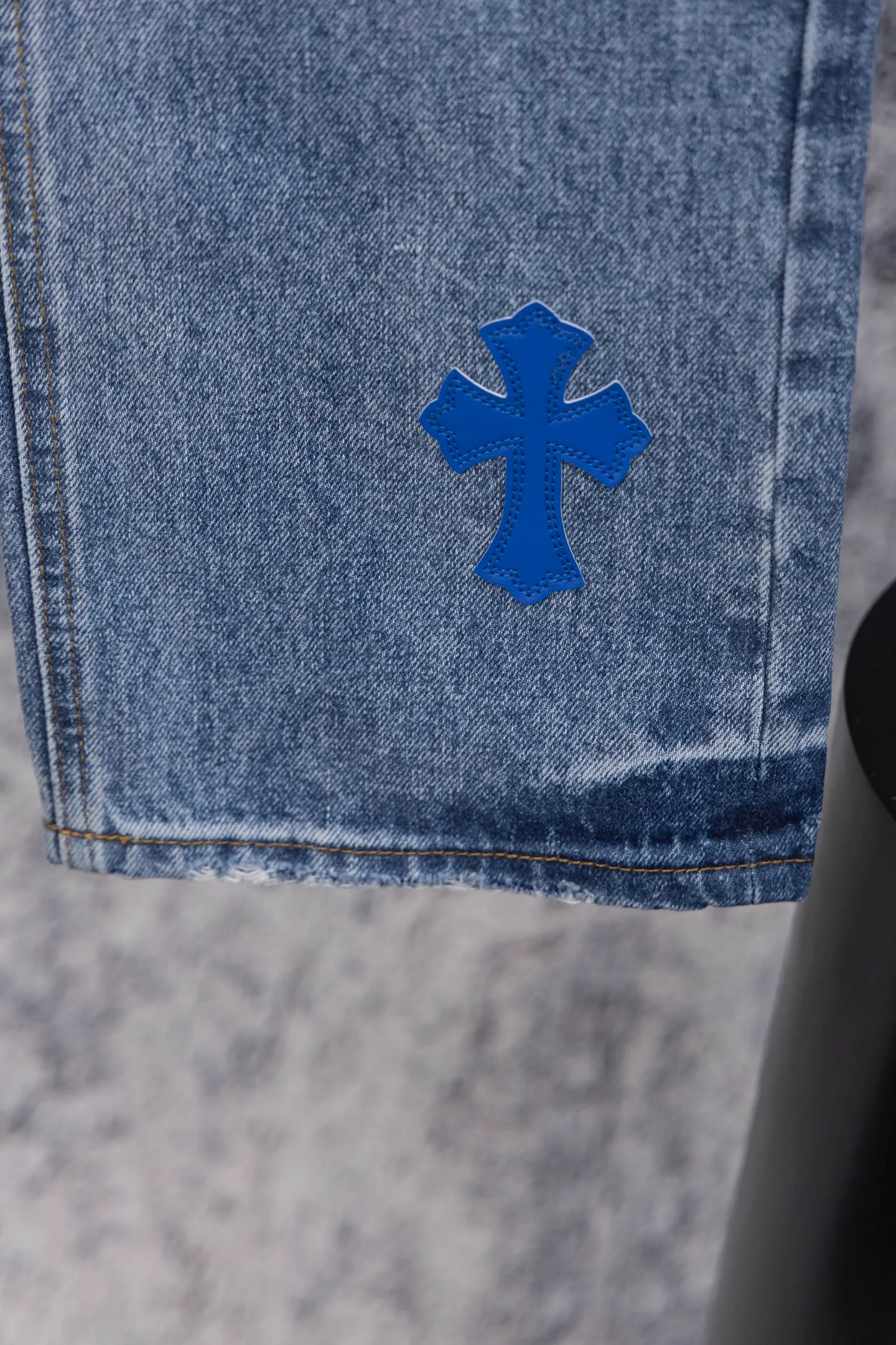 P240 CH Chromehearts limited edition black and white blue cross patchwork leather jeans, priced at 34W level, patchwork cross pattern embellishment, washed jeans! ! An absolutely high-end luxury product, a 1.9W-level god-level single product, a super popular product, made by top heavy industry, a magic weapon that cannot be missed! [About Zangyin] This is an extremely luxurious fashion brand that can also be called the aristocracy of the high street. It has always been an exclusive brand for some hipsters or rich second generations. Compared with ordinary high streets, it is more luxurious and noble. Compared with luxury brands, it is more fashionable and individual. It has always been a brand that I have a special liking for. [Top heavy industry fashion design] Consistently high-street luxury style. Speaking of this style, the Zangyin family and GU family are definitely the leading representative brands. Especially the Zangyin family has really achieved a state-of-the-art effect in creating high-street style. The unique washed material is used to create this style. The color system is already quite eye-catching. After it is decorated with patchwork cross flowers, it cleverly highlights the charm of the brand. Secondly, this style uses classic The high-waist cutting design highlights the long legs and fashionable temperament of the upper body. The brand is highly recognizable and the slim fit configuration is more suitable for daily wear. It is a product that interprets personality, fashion, and specifications at a glance. This single product is enough to make any fan excited. It can be a white T-shirt for a youthful college style, or a tight suspender for a royal style. It has strong matching ability and can be easily controlled by men.  [Materials and craftsmanship] Needless to say, this point goes without saying. As an excellent craftsman brand, Zangyin’s requirements for details and craftsmanship are really perfect. The washed color of this model has gone through so many processes, not to mention the embellishment of denim appliques. It is also purely hand-made and sewn. Just like what they believe in, only hand-made things have soul and have the meaning of wear. A top-notch heavy-duty fashionable denim item, I look forward to your perfect interpretation! !  Color: blue Size: 28-36